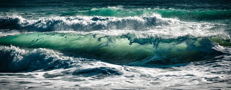 Olas de mar turbulentas que reflejan cómo las olas digitales siguen unas a otras.