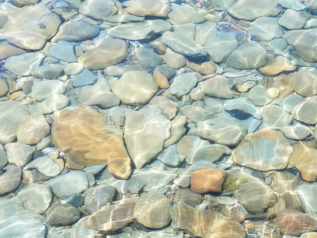 Una foto de un rio transparente simbolizando la transparencia que fomenta la Mesa de partes digital.