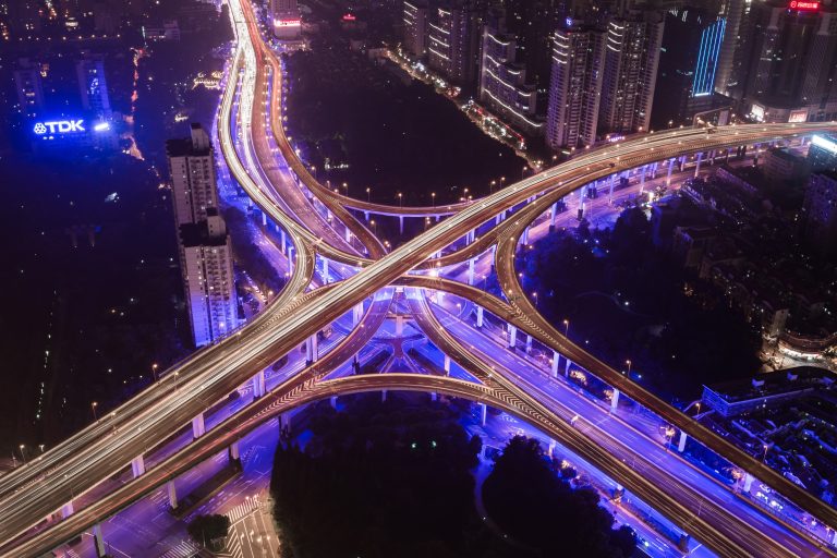 Imagen de cruce carreteras con alto tránsito, simbolizando el gobierno nacional, el gobierno local y el regional que tiene a las direcciones regionales y ugeles.