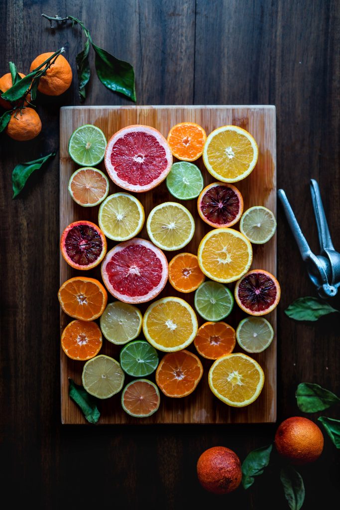 Una mesa con medias naranjas de diversos colores y tamaños simbolizando la diversidad de formas de estructurar el gasto en educación.