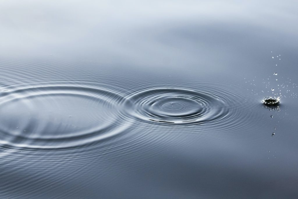 Una piedra que se lanza al agua y deja huellas, simbolizando cómo la evolución del marketing ha seguido un curso acelerado