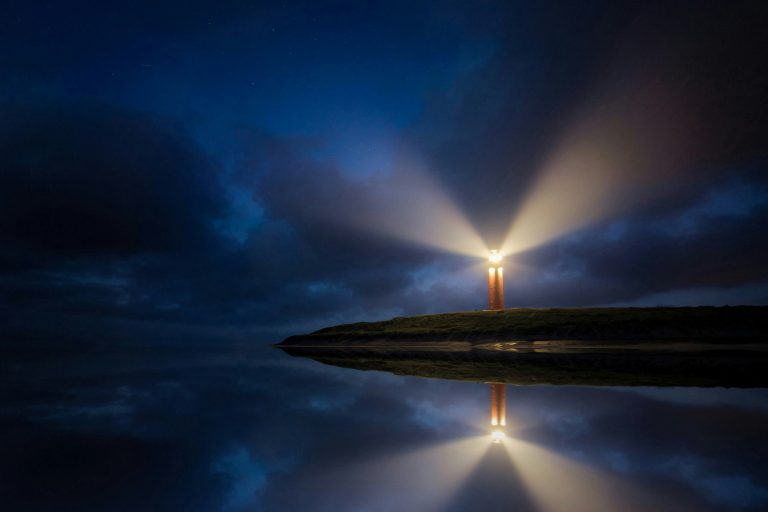 Faro de luz, simbolizando la necesidad de contar un modelo educativo que guíe en una institución educativa