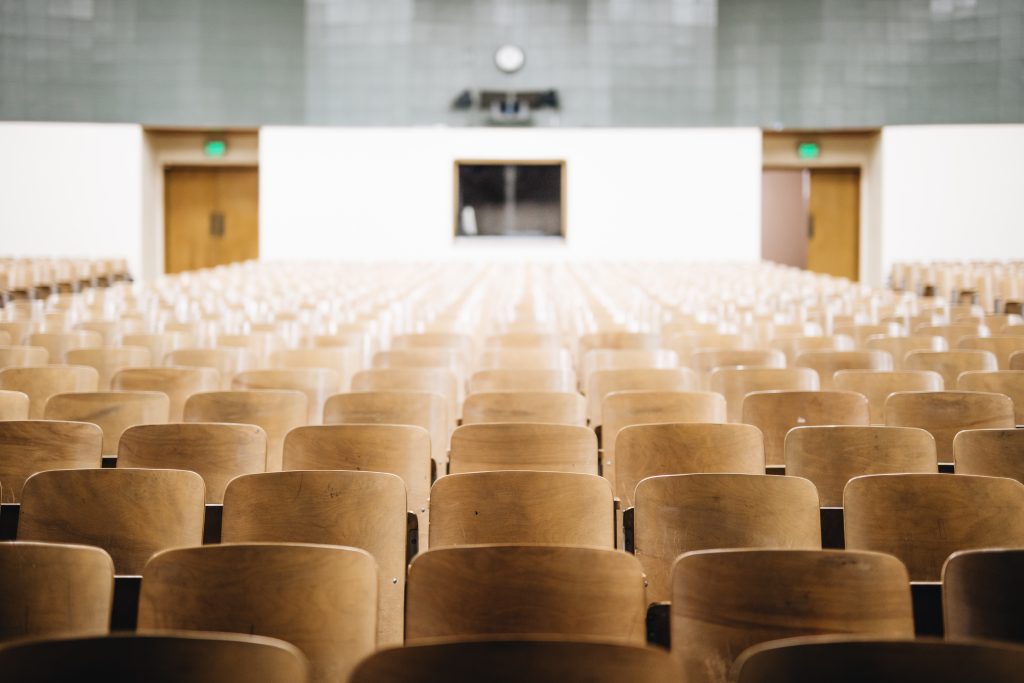 Un auditorio con butacas vacías, simbolizando la cantidad del cuerpo docente necesario.